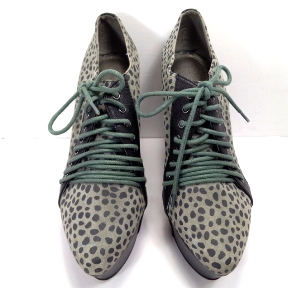 GREY CITY Pale Green Black Spotted Suede Lace-Up Stacked Platform Wedges EUC - Picture 4 of 16